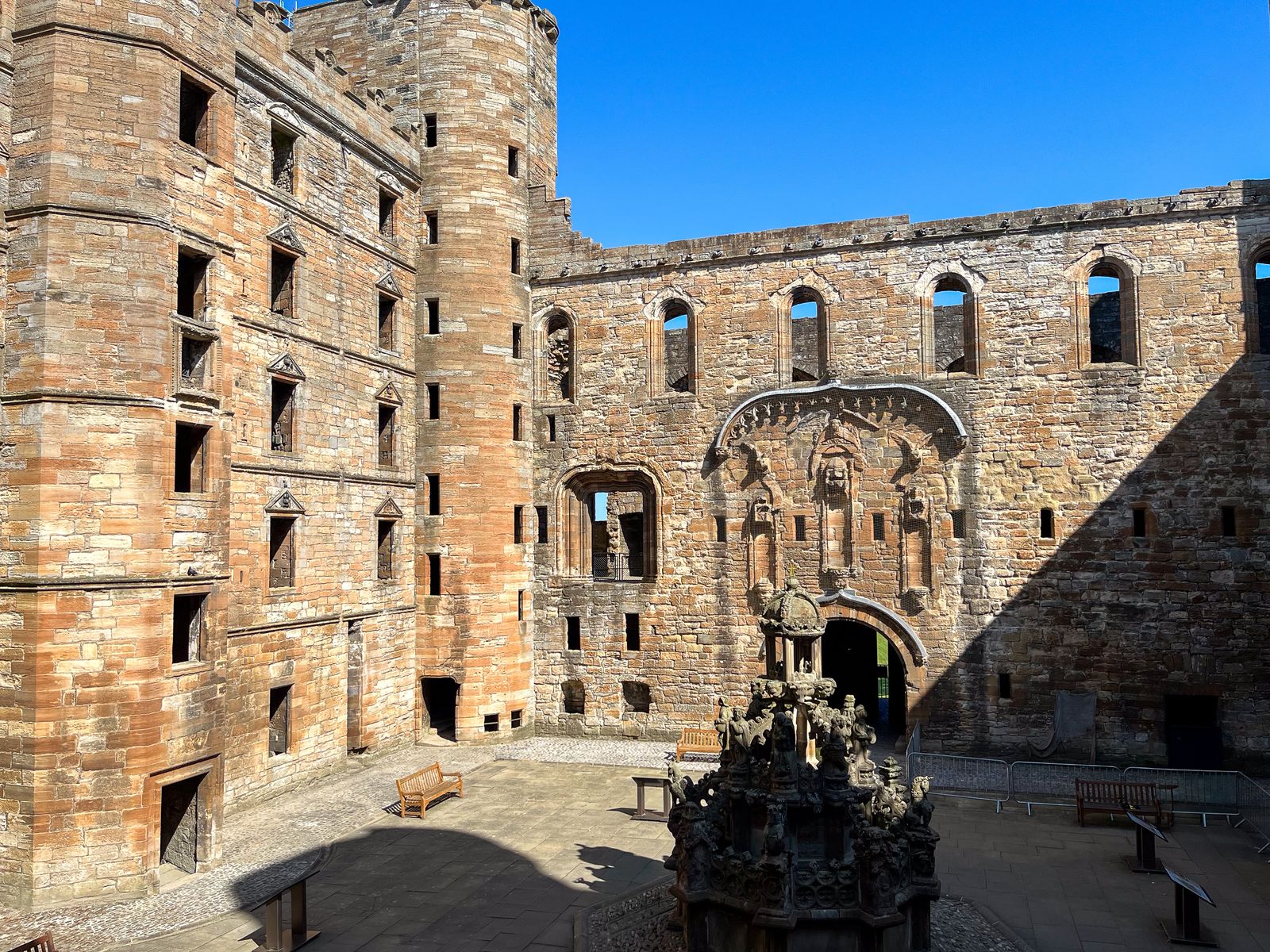 Linlithgow Palace Courtyard and Fountain